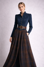 El Vestido Edurne es una pieza protagonista: una mezcla perfecta entre elegancia bohemia, estilo vintage y artesanía contemporánea. Su diseño combina un cuerpo entallado en ante ecológico azul profundo con una falda amplia en paneles de cuadros, creando una silueta poderosa, femenina y llena de movimiento.