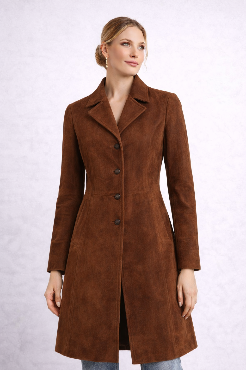 Abrigo largo de ante suave para mujer.
Elegante, cómodo y versátil para elevar cualquier look diario o sofisticado.