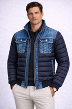 La chaqueta Keven combina el estilo icónico del denim con la comodidad moderna de un abrigo acolchado y térmico. Es la prenda perfecta para quienes buscan un look urbano, masculino y cálido sin sacrificar movilidad ni estilo.