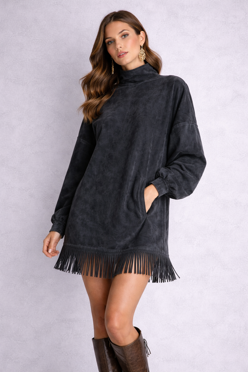 El vestido Gabriela es una obra de diseño contemporáneo envuelta en la calidez del estilo bohemio. Confeccionado en un ante sintético de alta suavidad, esta pieza combina una silueta holgada y elegante con detalles artesanales que elevan su carácter. No es solo un vestido: es una declaración de estilo libre, sofisticado y auténtico.