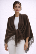 Envuelve tus días con la elegancia relajada de nuestro Poncho Chocolate, una pieza diseñada para aportar abrigo, textura y un estilo sofisticado sin esfuerzo. Su tejido de punto suave y cálido, junto a su caída fluida, convierte esta prenda en el complemento perfecto para cualquier look —desde los outfits más casuales hasta combinaciones más elevadas.