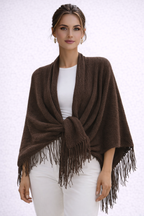 Envuelve tus días con la elegancia relajada de nuestro Poncho Chocolate, una pieza diseñada para aportar abrigo, textura y un estilo sofisticado sin esfuerzo. Su tejido de punto suave y cálido, junto a su caída fluida, convierte esta prenda en el complemento perfecto para cualquier look —desde los outfits más casuales hasta combinaciones más elevadas.