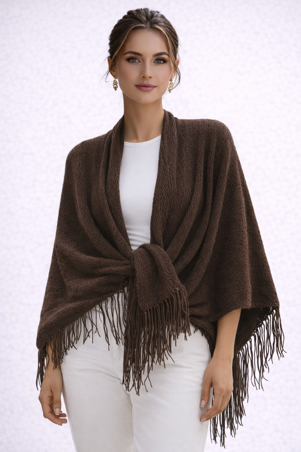 Envuelve tus días con la elegancia relajada de nuestro Poncho Chocolate, una pieza diseñada para aportar abrigo, textura y un estilo sofisticado sin esfuerzo. Su tejido de punto suave y cálido, junto a su caída fluida, convierte esta prenda en el complemento perfecto para cualquier look —desde los outfits más casuales hasta combinaciones más elevadas.