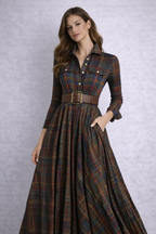 Su diseño con cuello camisero estructurado, mangas largas y cintura definida con cinturón crea una silueta femenina, equilibrada y favorecedora, perfecta para la temporada de otoño e invierno.