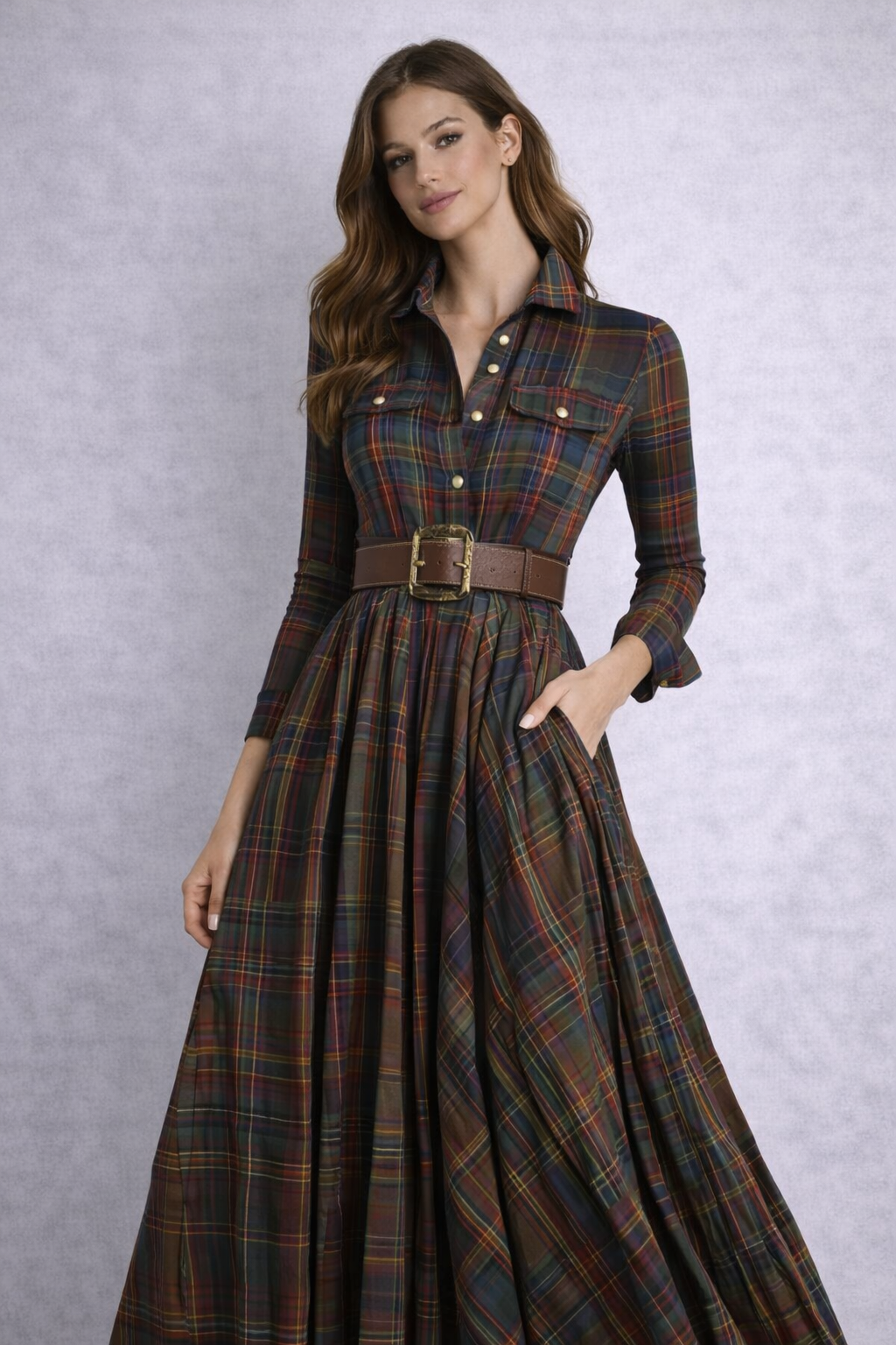 Su diseño con cuello camisero estructurado, mangas largas y cintura definida con cinturón crea una silueta femenina, equilibrada y favorecedora, perfecta para la temporada de otoño e invierno.