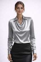 Luna Satin Blouse es la mezcla perfecta entre sofisticación y comodidad.
Su tejido satinado, suave y luminoso, aporta una sensación delicada sobre la piel, mientras que su escote en cascada crea un efecto elegante que realza naturalmente el cuello y el rostro. Una prenda diseñada para elevar cualquier outfit, desde el trabajo hasta una salida nocturna.