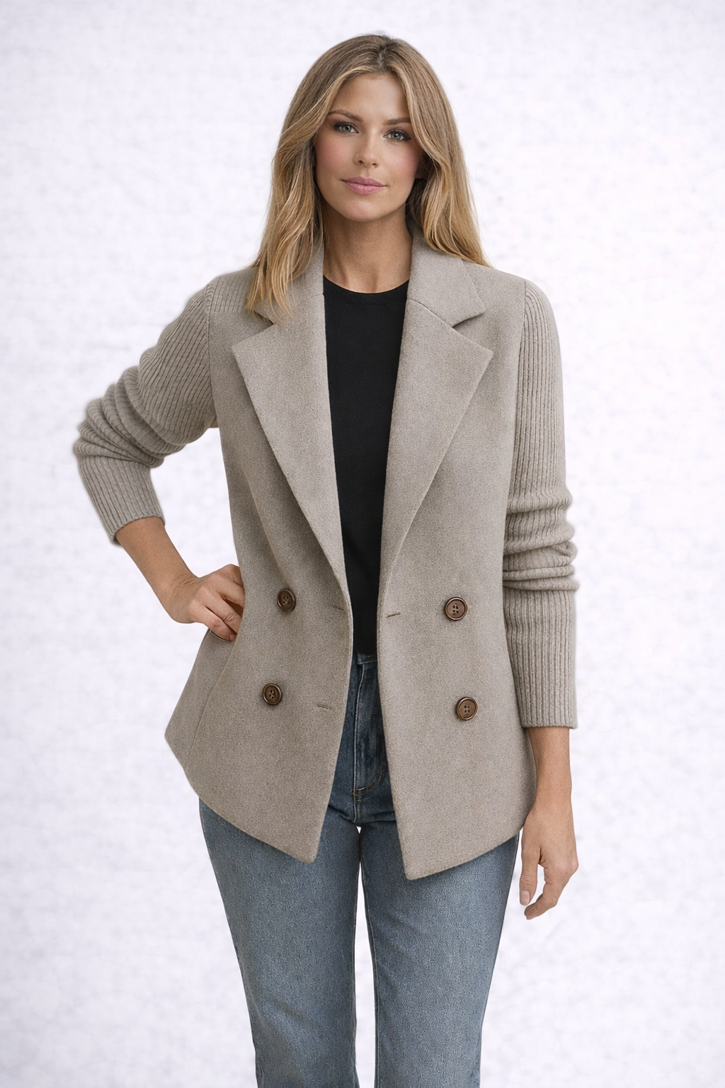 El Nara Knit combina lo mejor de dos mundos:
la estructura refinada de una blazer y la suavidad cálida de un suéter premium.
Una prenda versátil, ligera y elegante diseñada para acompañarte todo el año y elevar cualquier outfit sin esfuerzo.