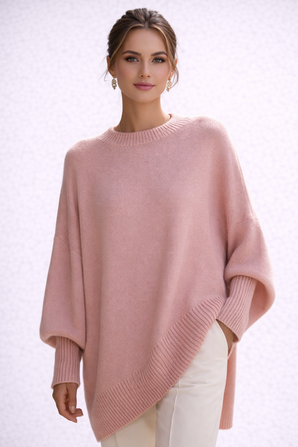 El Suéter Sara combina elegancia, suavidad y un estilo relajado que se adapta a cualquier ocasión. Su diseño oversize tipo poncho y su tejido de punto suave crean una estética minimalista y moderna, perfecta para quienes buscan comodidad sin renunciar al estilo.

Una pieza versátil, cálida y femenina que eleva cualquier outfit.